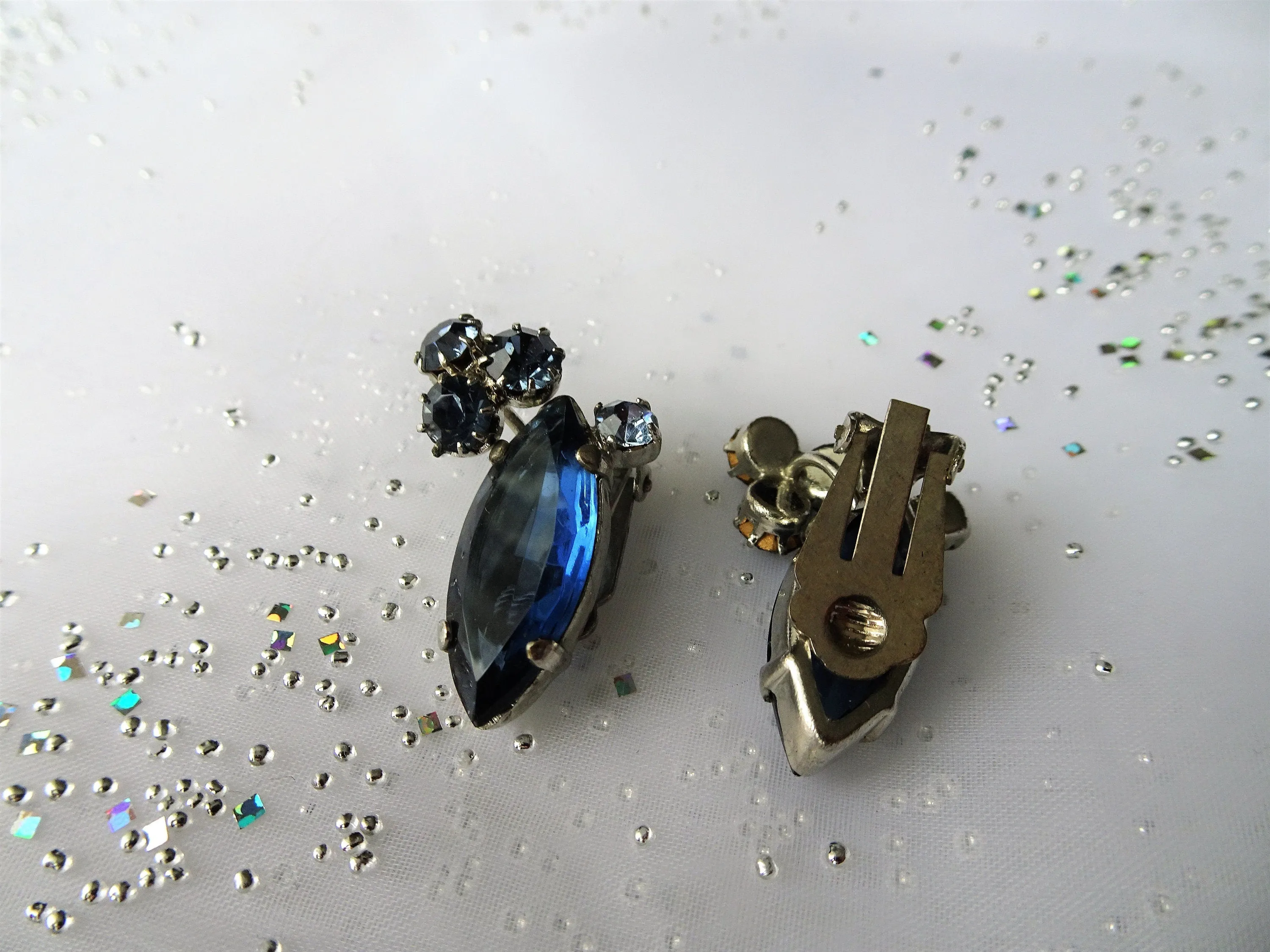 SPARKLING Vintage 50s Earrings,GLITTERING Art Glass,Blue Glass,Rhinestone Clip Ons,Glass Earrings,Collectible Mid Century Jewelry