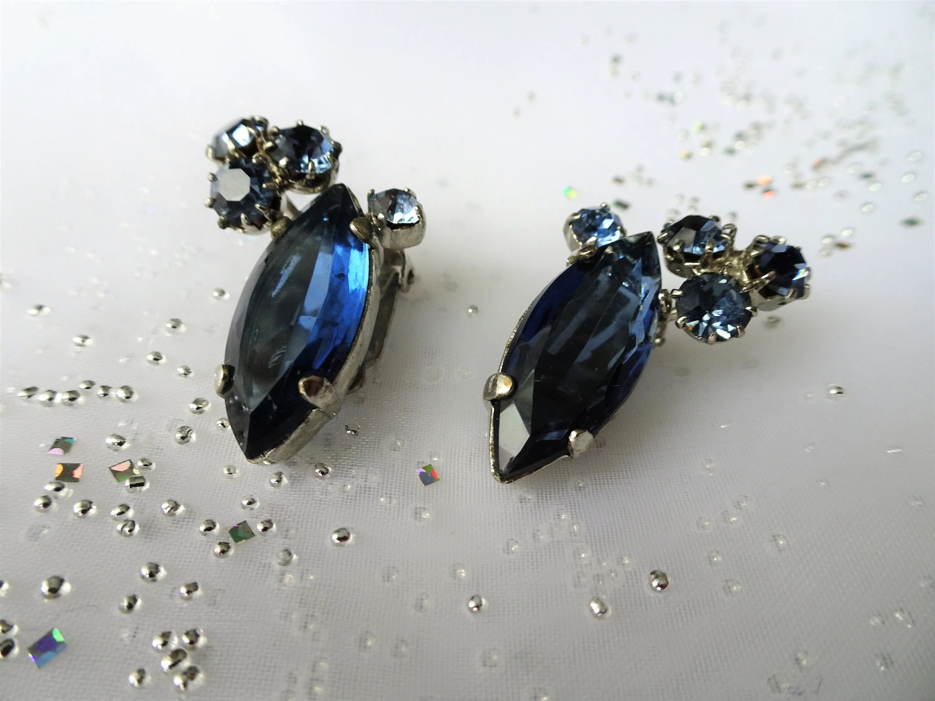 SPARKLING Vintage 50s Earrings,GLITTERING Art Glass,Blue Glass,Rhinestone Clip Ons,Glass Earrings,Collectible Mid Century Jewelry