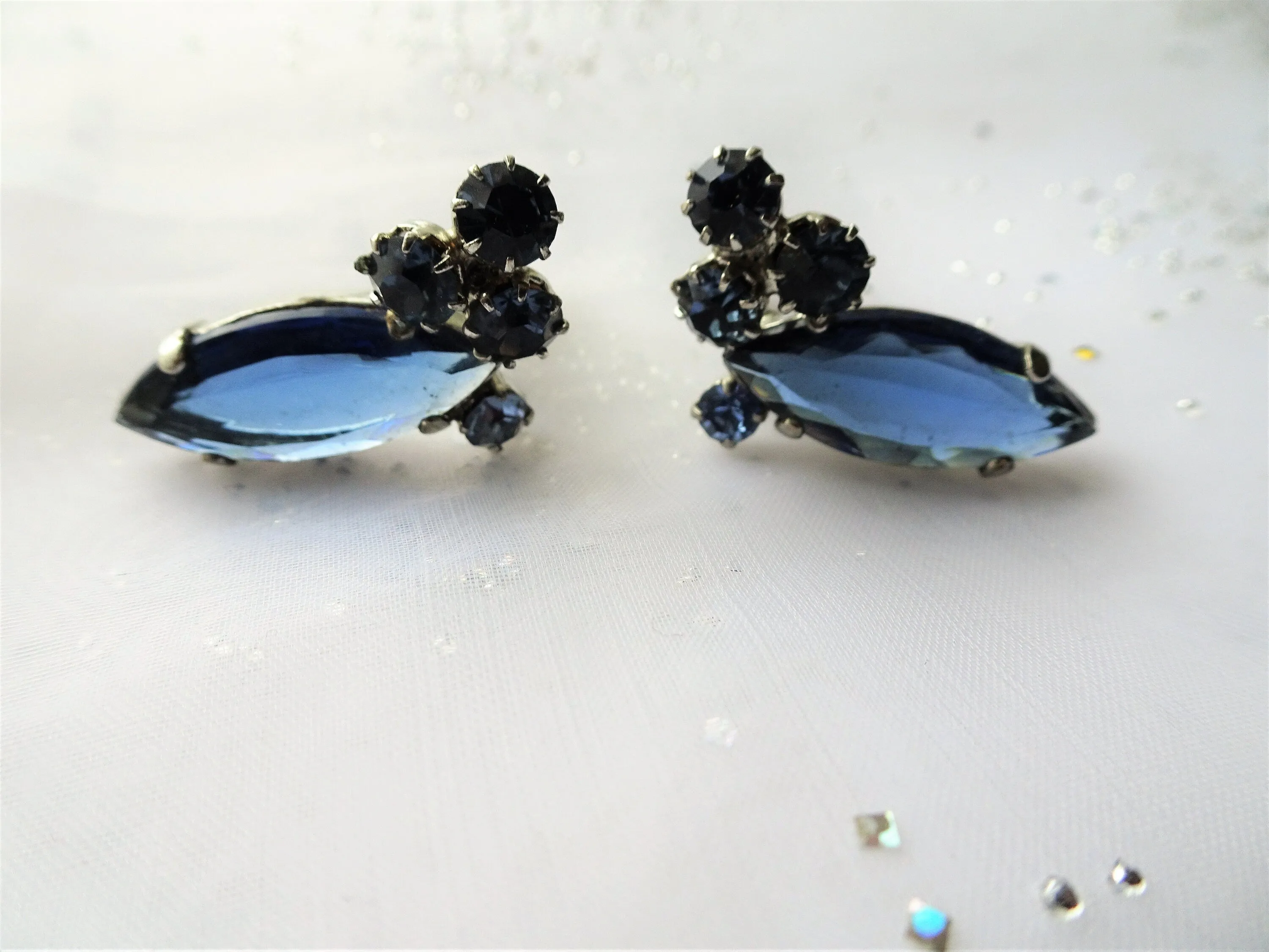 SPARKLING Vintage 50s Earrings,GLITTERING Art Glass,Blue Glass,Rhinestone Clip Ons,Glass Earrings,Collectible Mid Century Jewelry